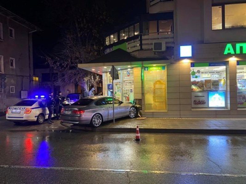 19-годишен шофьор се заби в аптека в Кючука