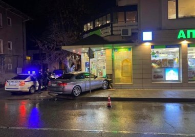 19-годишен шофьор се заби в аптека в Кючука