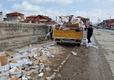 Директорката на “Чистота“ залови нарушител, изхвърлял отпадъци на тротоар