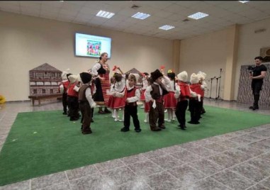 Малчугани от Пловдив възродиха обичая “Седянка“, пяха и танцуваха в народни носии