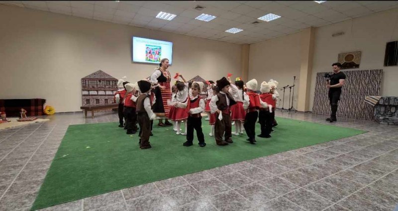 Малчугани от Пловдив възродиха обичая “Седянка“, пяха и танцуваха в народни носии