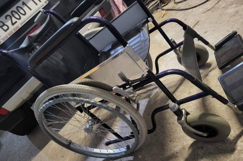 Млад мъж дарява на хора с увреждания инвалидни колички и столове в Първомай