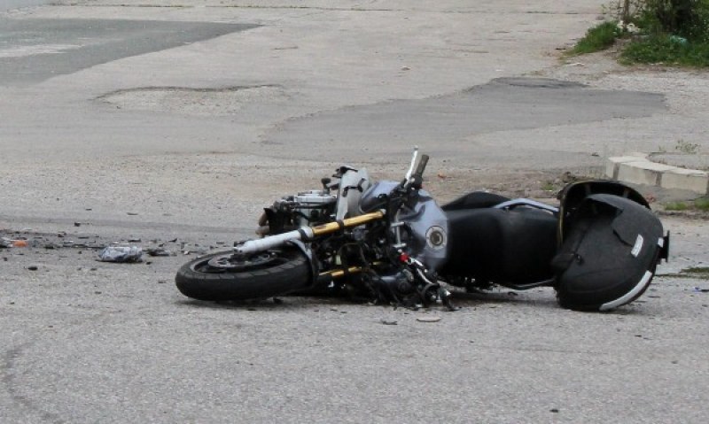 16-годишен неправоспособен моторист е с опасност за живота след катастрофа край Пловдив