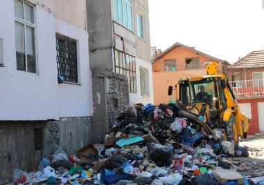 13 самосвала с 49 курса извозиха събраните отпадъци в акцията за почистването на „Столипиново”