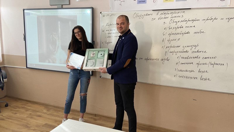 Кадър на котешка прозявка, запечатан от пловдивска ученичка, спечели национален конкурс