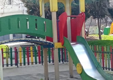 Майка предупреди за опасна детска площадка в Асеновград СНИМКИ