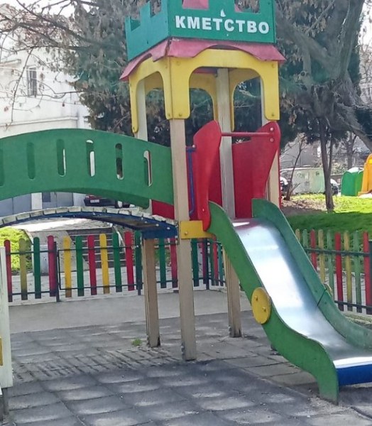 Майка предупреди за опасна детска площадка в Асеновград СНИМКИ