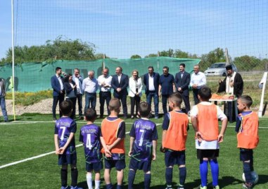 Нов футболен терен в Труд откриха Димитър Иванов, Георги Иванов и Атанас Узунов