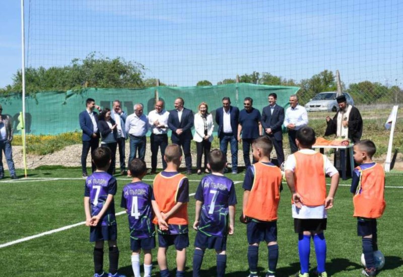 Нов футболен терен в Труд откриха Димитър Иванов, Георги Иванов и Атанас Узунов