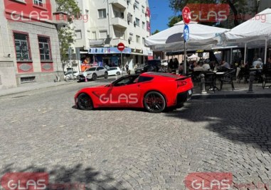 Шофьор паркира кабриолета си на знак “Стоп“ в центъра на Пловдив