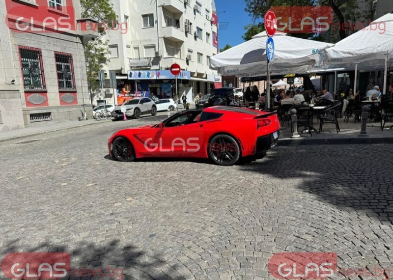 Шофьор паркира кабриолета си на знак “Стоп“ в центъра на Пловдив