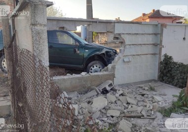 Кола се заби в ограда на къща в Граф Игнатиево