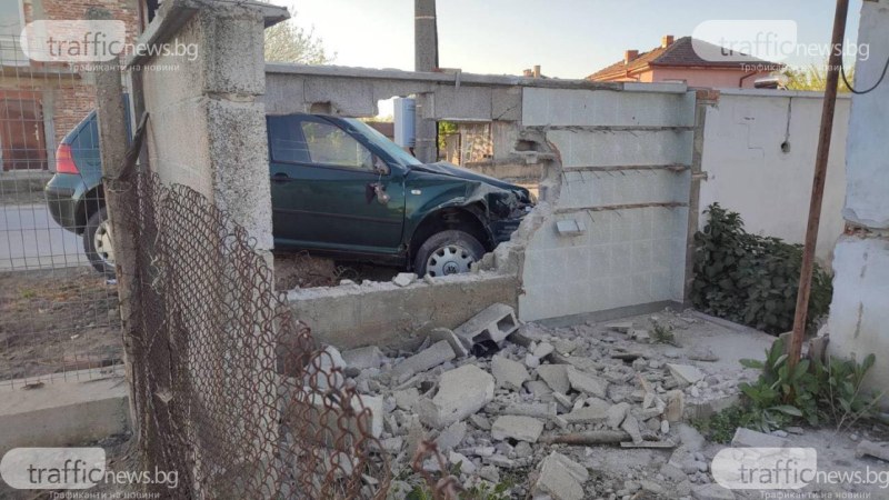 Кола се заби в ограда на къща в Граф Игнатиево