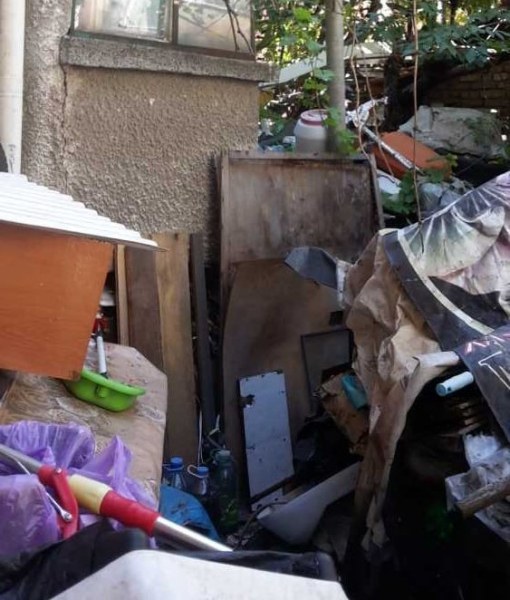 Съседи осъдиха вехтошар, затрупал с боклуци общия им двор на къща в Съдийски