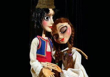 На този ден: Състои се първото куклено театрално представление в България