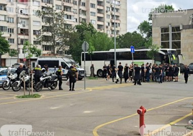 Феновете на Ботев тръгнаха за София с полицейски ескорт