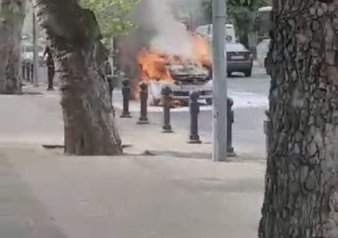 Кола пламна в движение на натоварен булевард в Пловдив