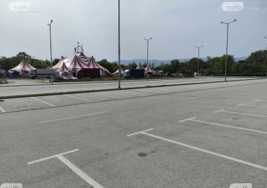 Паркинг със 120 места пустее в Пловдив, а на метри върлува война за спиране