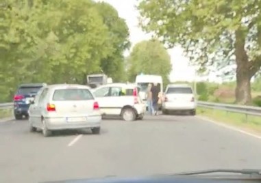 Три автомобила са участвали в катастрофата на пътя Пазарджик-Пловдив, отбиват движението