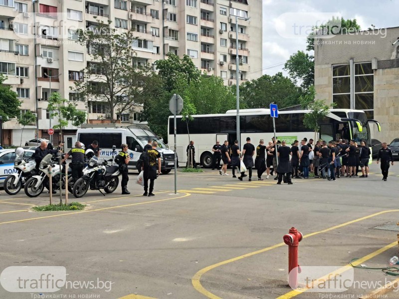Феновете на Ботев тръгнаха за София с полицейски ескорт