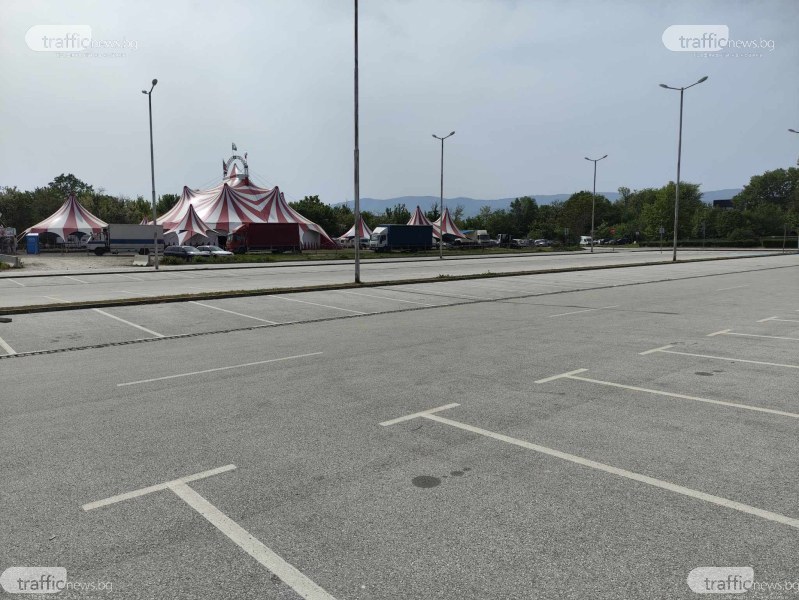 Паркинг със 120 места пустее в Пловдив, а на метри върлува война за спиране