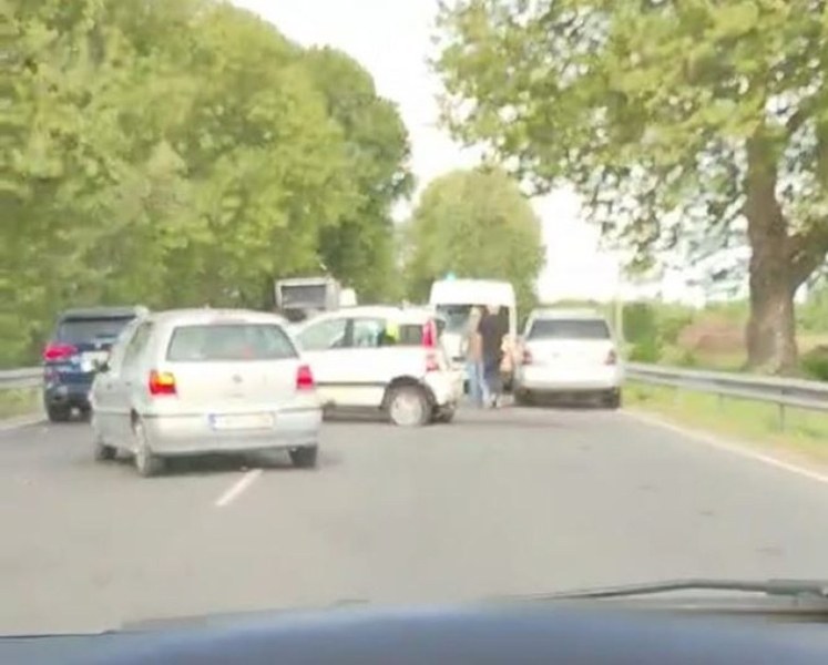 Три автомобила са участвали в катастрофата на пътя Пазарджик-Пловдив, отбиват движението