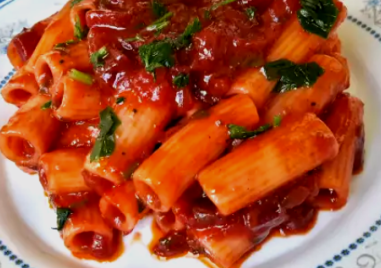 Много вкусни макарони с доматен сос - лесни и постни