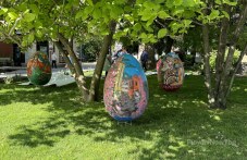 Украсиха в пъстри великденски яйца центъра на Пловдив