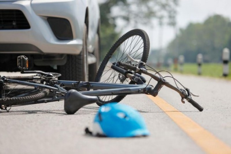 Кола удари велосипедист край Калояново, човекът е в болница