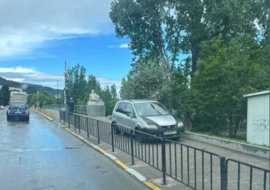 Необичайно паркиране шокира асеновградчани