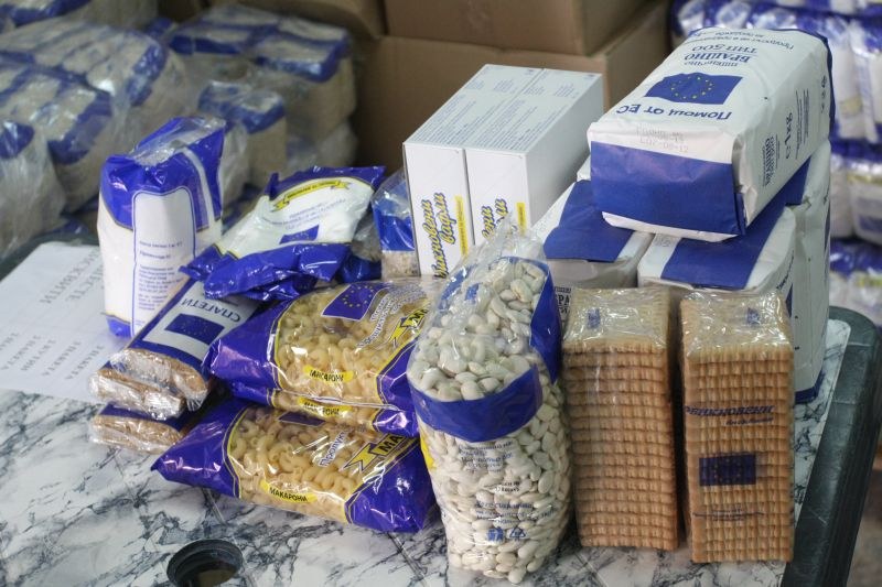 БЧК раздава хранителни продукти на хора в нужда в Брезово