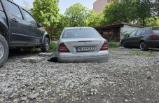 Кола пропадна в голяма дупка в централен квартал на Пловдив