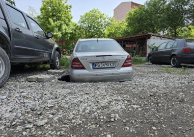 Кола пропадна в голяма дупка в централен квартал на Пловдив