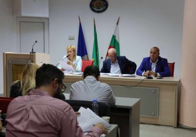Тринадесет абитуриенти сираци от Община Марица ще получат финансова помощ