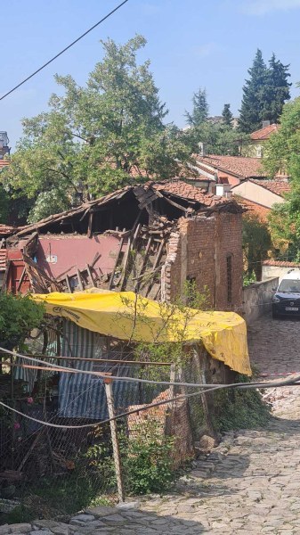 Срутената в Стария град къща с одобрен проект в НИНКН, документите ѝ “замръзнали“ в Общината
