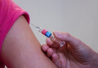МЗ: Бременните жени ще се ваксинират безплатно срещу коклюш