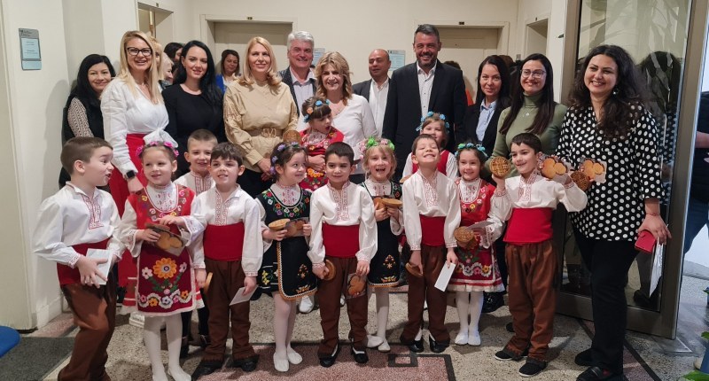 Децата от ДГ „Люляк“ показаха на кмета Георги Стаменов празнични обичаи