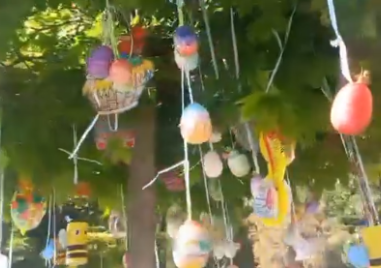 Деца украсиха дръвчета в Съединение с ръчно изработени яйца