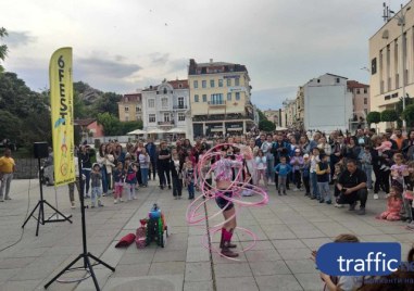 Цирк, клоунада и марионетки завладяха центъра на Пловдив