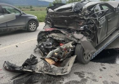 Камион връхлетя служебния автомобил на Община Кричим