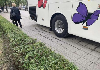 Автобуси маневрираха по тротоар в Пловдив, ето какво остана след тях СНИМКИ