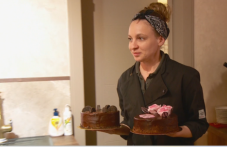 Младо семейство от Крумово приготвя торти за самотни и нуждаещи се хора