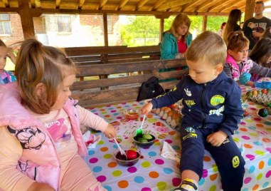 Деца от Костиево, Крислово и Маноле сами боядисаха яйцата за Великден