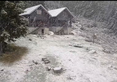 Сняг се сипе на парцали в Пирин планина