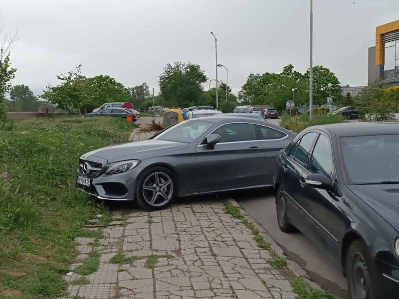 Пловдивчанин блокира тротоар, за да спести няколко метра ходене пеш