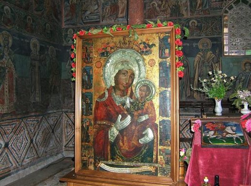 Чудотворната икона на Богородица тръгва на шествие от Бачковския манастир