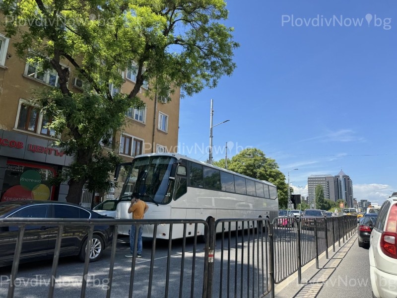 Автобус и кола се удариха в центъра на Пловдив