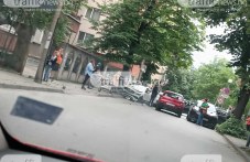 Две коли се удариха в Смирненски, едната се заби и в дърво