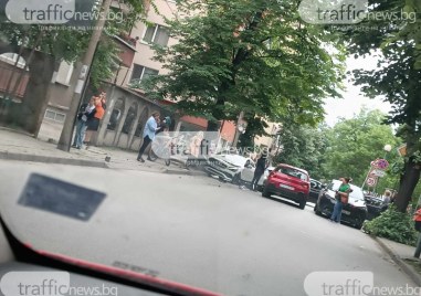 Две коли се удариха в Смирненски, едната се заби и в дърво