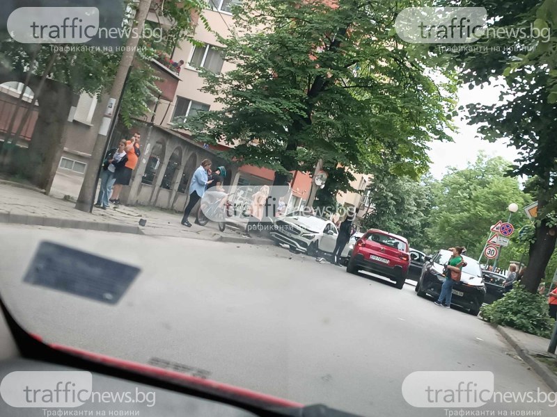 Две коли се удариха в Смирненски, едната се заби и в дърво